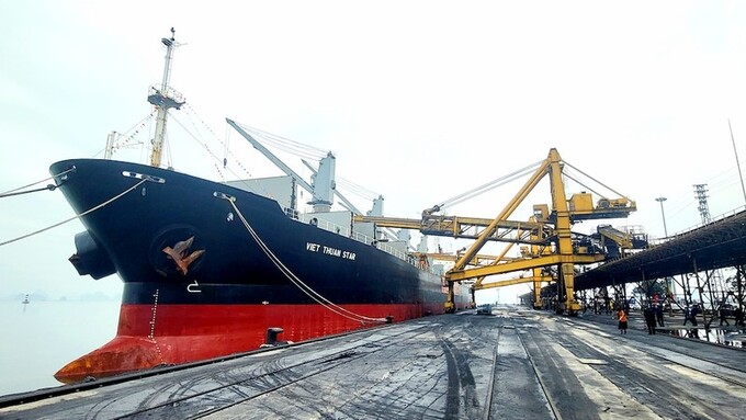 Tàu Việt Thuận Star vào xông cảng Cẩm Phả nhận tấn than đầu tiên của năm mới đi thị trường nội địa. Ảnh Nhân Dân