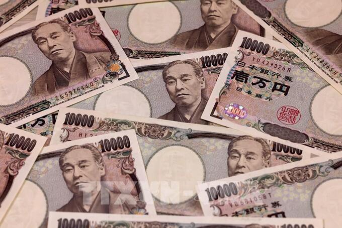 Đồng tiền mệnh giá 10.000 yen tại Tokyo, Nhật Bản. (Ảnh: AFP/TTXVN)