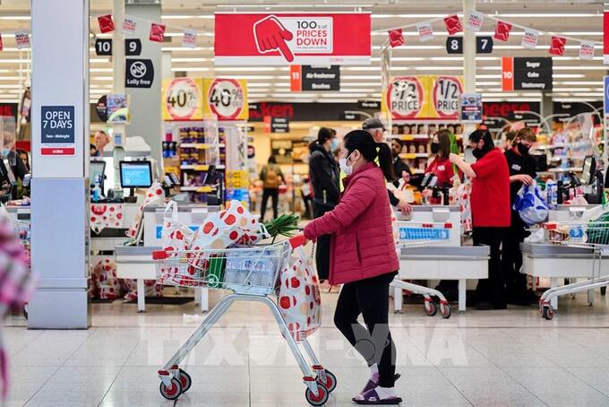 Người dân mua sắm tại một siêu thị ở Canberra, Australia. Ảnh: AFP/TTXVN
