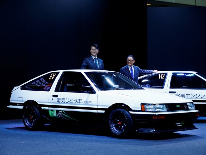 Ông Akio Toyoda (bên trái) và ông Koji Sato tham dự sự kiện của Toyota GAZOO Racing và LEXUS tại Tokyo Auto Salon 2023.
