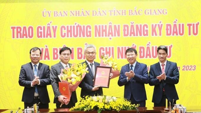 Lãnh đạo UBND tỉnh Bắc Giang đã trao chứng nhận đăng ký đầu tư cho 2 dự án quy mô lớn ngay từ những ngày đầu năm 2023.