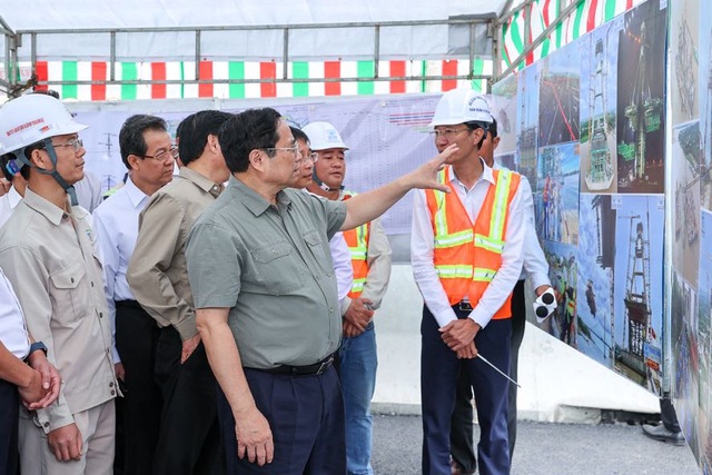 Thủ tướng Phạm Minh Chính kiểm tra tiến độ Dự án thành phần đầu tư xây dựng cầu Mỹ Thuận 2 và đường dẫn 2 đầu cầu thuộc dự án xây dựng một số đoạn đường bộ cao tốc trên tuyến Bắc - Nam phía đông giai đoạn 2017 - 2020. (Ảnh: VGP)