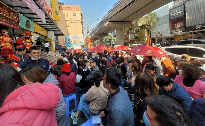 Người dân xếp hàng tại tiệm vàng Bảo Tín Minh Châu số 139 đường Cầu Giấy.