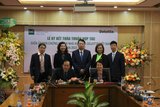 Thứ trưởng Bộ Tài chính Nguyễn Đức Chi chứng kiến lễ ký thỏa thuận hợp tác giữa Ủy ban Chứng khoán Nhà nước và Deloitte Việt Nam.