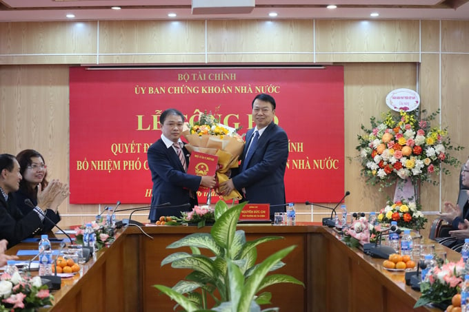 Thứ trưởng Bộ Tài chính Nguyễn Đức Chi trao Quyết định bổ nhiệm cho ông Lương Hải Sinh (trái).