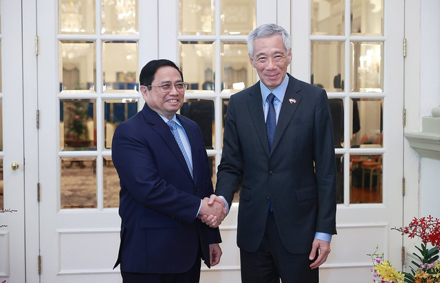 Thủ tướng Singapore Lý Hiển Long đón Thủ tướng Phạm Minh Chính. (Ảnh: VGP)