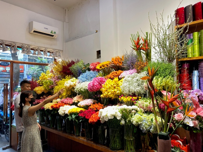 Các cửa hàng hoa tươi có nhiều mặt hàng độc, lạ trong dịp Valentine. Ảnh: Đại Việt.