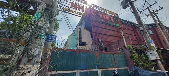 Trung tâm Biểu diễn cá Vàng - Nhạc Việt cửa đóng then cài.