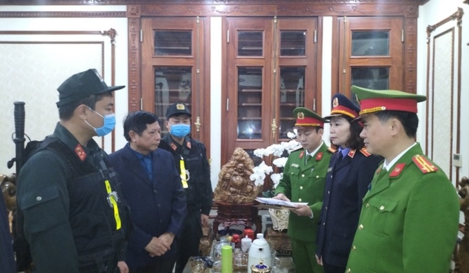 Cơ quan CSĐT Công an tỉnh Hà Nam thi hành các quyết định đối với ông Vũ Hữu Song. (Ảnh: VTCNews).