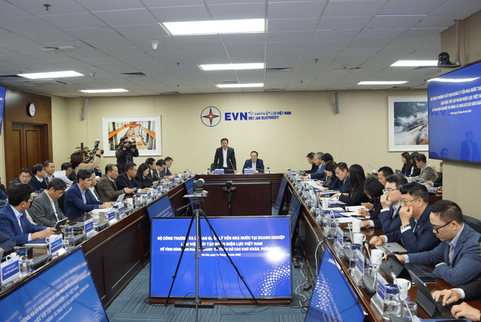 Bộ Công Thương và Ủy ban Quản lý vốn nhà nước tại doanh nghiệp làm việc với EVN.