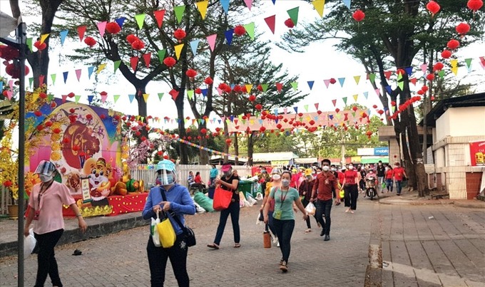 Công nhân công ty TNHH Pouchen Việt Nam tan ca.