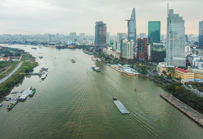 Trước thực trạng sông Sài Gòn bị bức tử bởi một số doanh nghiệp và công trình vi phạm, ngành chức năng đang mạnh tay hơn.