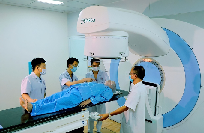 Bệnh nhân chuẩn bị được xạ bằng Máy gia tốc tuyến tính đa năng Elekta Synergy Platform - Máy xạ trị gia tốc hiện đại trong điều trị cho người bệnh ung thư.