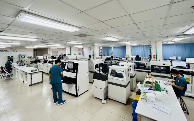 Phòng xét nghiệm Hóa sinh tại khoa Sinh hóa hiện đại đạt ISO 15189 với tiêu chí “ Chính xác- tin cậy- kịp thời – an toàn”.
