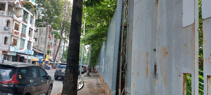 Lòng đường Nguyễn Đình Chiểu là chỗ đậu ô tô nối hàng dài tít tắp.