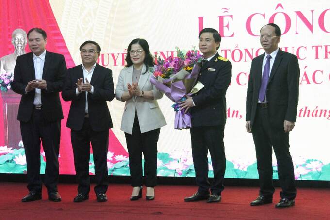 Lãnh đạo tỉnh Nghệ An tặng hoa chúc mừng ông Nguyễn Đình Đức giữ chức Cục trưởng Cục Thuế Nghệ An.