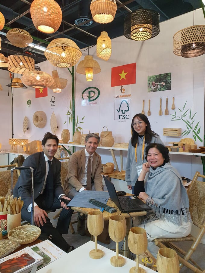 Nhà mua hàng Hà Lan thương thảo với Công ty Cổ phần Eco Bamboo Việt Nam