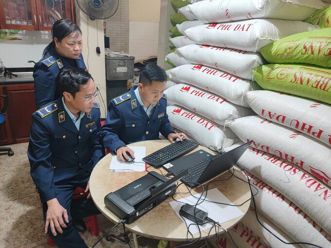 Đội Quản lý thị trường số 2, Cục Quản lý thị trường tỉnh Thái Nguyên phát hiện và thu giữ 15 tấn đậu tương giả mạo nhãn hiệu.