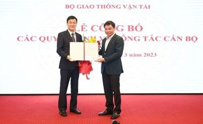 Bộ trưởng Bộ Giao thông vận tải Nguyễn Văn Thắng trao quyết định bổ nhiệm Cục trưởng Cục Đăng kiểm Việt Nam đối với ông Nguyễn Chiến Thắng. Ảnh: Bộ GTVT