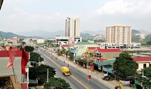 Thị xã Hoàng Mai nằm phía Bắc tỉnh Nghệ An, giáp cảng biển Nghi Sơn (Thanh Hóa) và cảng Đông Hồi; trên tuyến QL1 và đường sắt Bắc - Nam. 