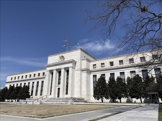 Fed có nên kéo lãi suất quỹ liên bang lên cao hơn cho phù hợp hay không, dù quá trình đó có nguy cơ làm gia tăng bất ổn tài chính?.