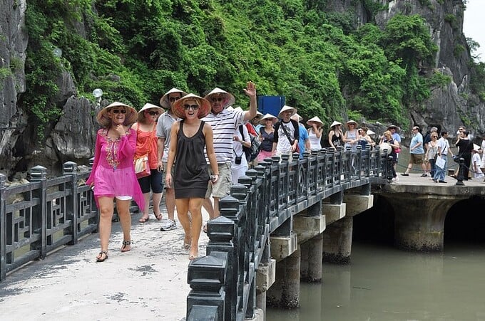 Trong 2 tháng đầu năm 2023, Việt Nam đón 1,8 triệu lượt khách quốc tế, đồng thời phục vụ 20 triệu lượt khách nội địa; tổng thu từ khách du lịch ước đạt 85.600 tỷ đồng.