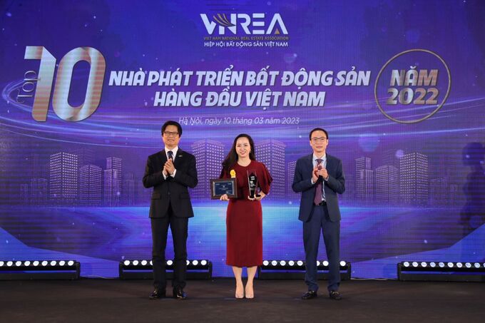 Bà Nguyễn Kiều Anh – Giám đốc Marketing Sun Property lên nhận giải thưởng Top 10 nhà phát triển bất động sản hàng đầu Việt Nam năm 2022 cho Sun Property.