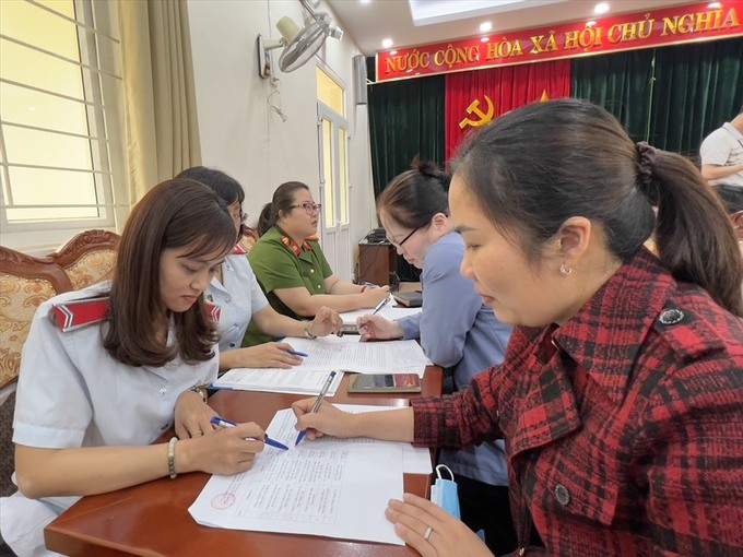 Đại diện các doanh nghiệp ký biên bản công bố Quyết định thanh tra. Ảnh: BHXH thành phố Hà Nội.