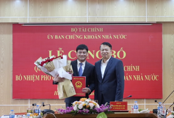 Thứ trưởng Bộ Tài chính Nguyễn Đức Chi đã trao Quyết định bổ nhiệm ông Hoàng Văn Thu giữ chức vụ Phó chủ tịch UBCKNN kể từ ngày 17/3/2023.
