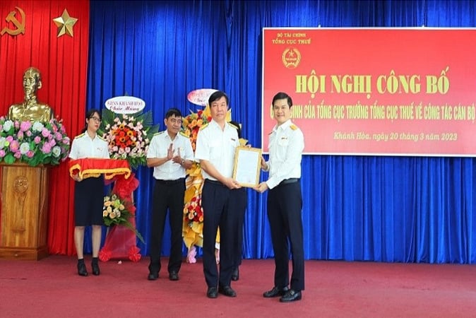 Lãnh đạo trao quyết định cho ông Nguyễn Văn Thắng.
