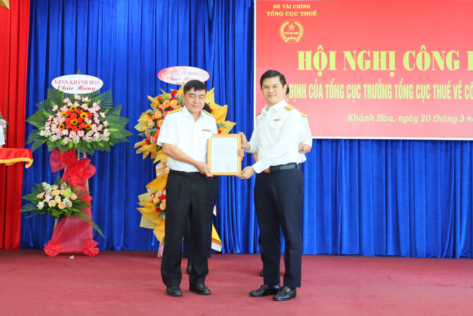Phó tổng cục trưởng Tổng cục Thuế Vũ Chí Hùng trao Quyết định cho ông Lê Hải Ưng.