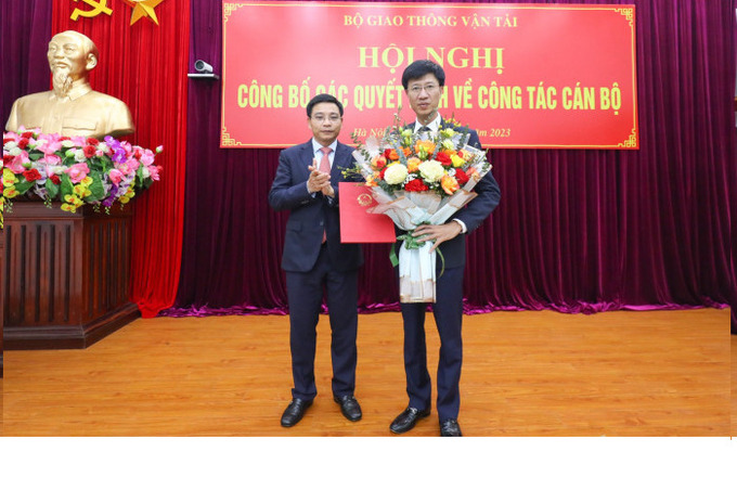 Bộ trưởng Nguyễn Văn Thắng trao quyết định điều động, bổ nhiệm ông Đinh Công Minh làm Giám đốc Ban QLDA Thăng Long.