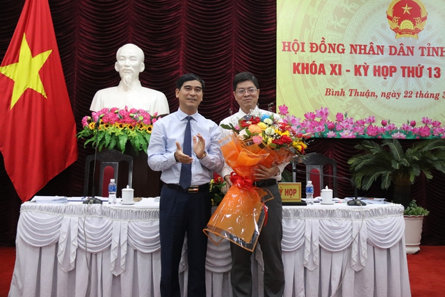 Bí thư Tỉnh ủy Bình Thuận Dương Văn An tặng hoa chúc mừng tân Phó chủ tịch UBND tỉnh Bình Thuận Nguyễn Hồng Hải.
