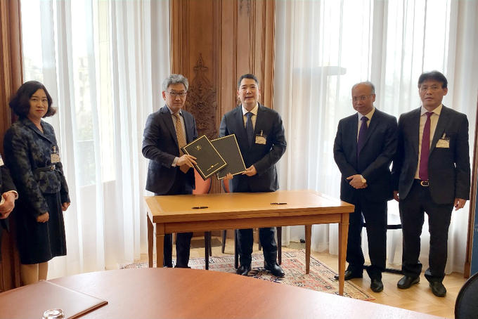 Thứ trưởng Cao Anh Tuấn và ông Yoshiki Takeuchi - Phó tổng Thư ký OECD ký Hiệp định MAAC cùng các đại biểu dự Lễ ký.