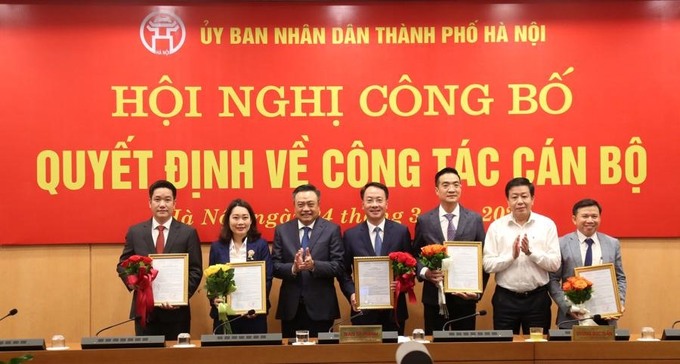 Chủ tịch UBND TP Hà Nội Trần Sỹ Thanh trao các quyết định về công tác cán bộ diện Ban Thường vụ Thành ủy quản lý.