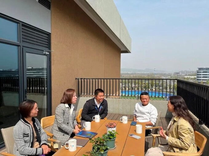 Jack Ma ngồi thảo luận cùng ban lãnh đạo nhà trường Yungu (Ảnh: SCMP).