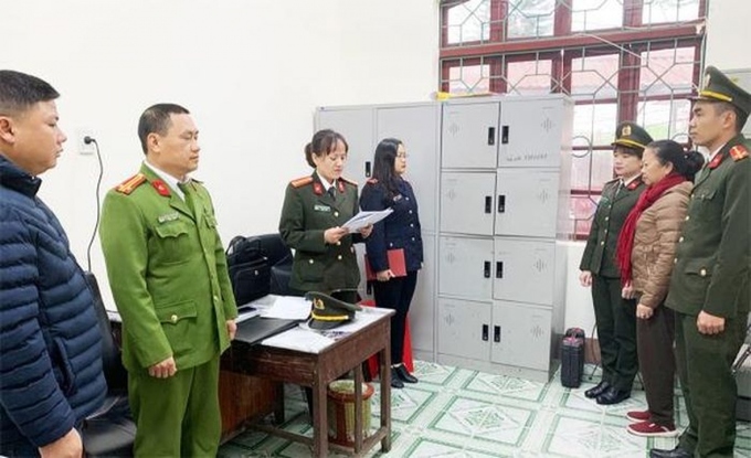 Lực lượng chức năng tống đạt quyết định khởi tố vụ án hình sự, khởi tố bị can và lệnh bắt bị can để tạm giam đối với Nguyễn Thị Huệ.