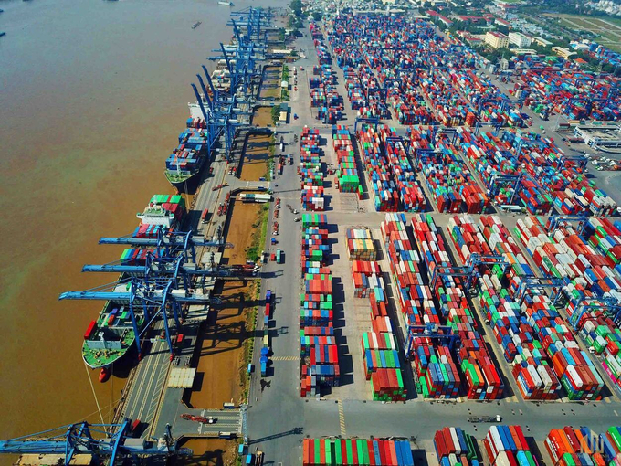 Xuất nhập khẩu giảm hơn 200 tỷ USD.