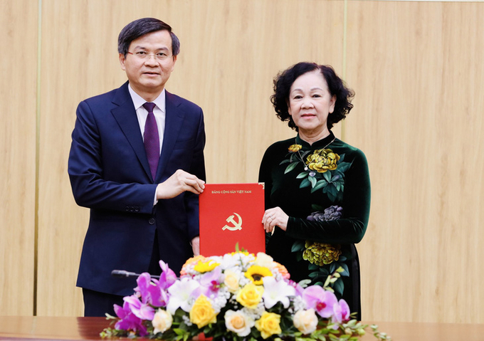 Thường trực Ban Bí thư, Trưởng Ban Tổ chức Trung ương Trương Thị Mai đã trao quyết định cho ông Đoàn Minh Huấn. (Ảnh: Tuổi trẻ).