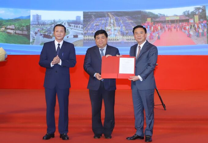 Bộ Trưởng Bộ Kế hoạch và Đầu tư Nguyễn Chí Dũng đã trao quyết định phê duyệt Quy hoạch của Thủ tướng Chính phủ cho lãnh đạo tỉnh Thanh Hóa.