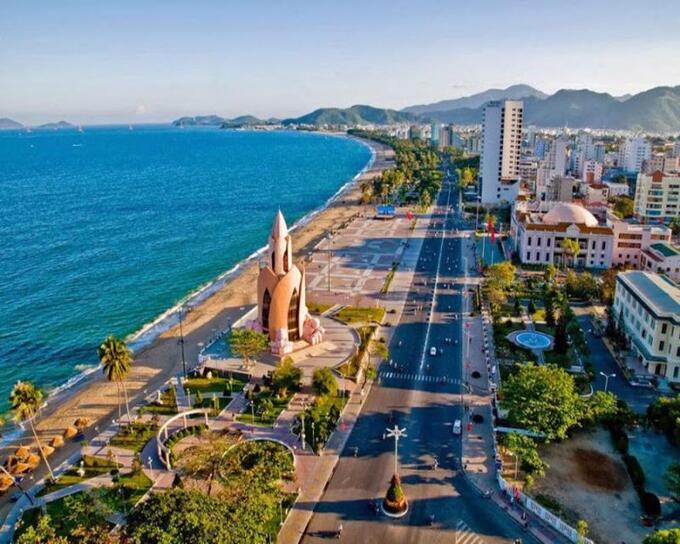 Theo quyết định phê duyệt quy hoạch Khánh Hòa giai đoạn 2021-2030 của Thủ tướng Chính phủ, trong tương lai, Khánh Hòa sẽ là thành phố trực thuộc Trung ương với định hướng phát triển trung tâm dịch vụ, du lịch biển quốc tế.