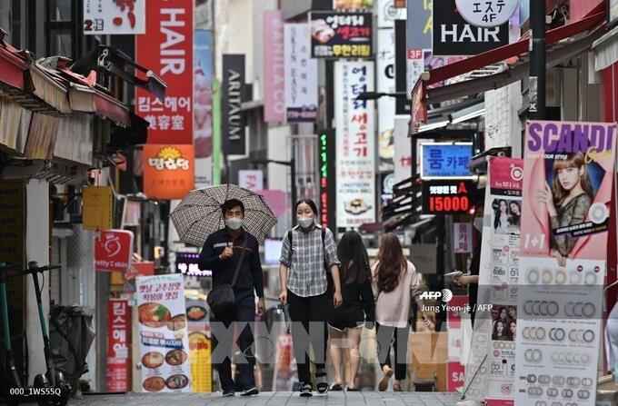 Phố mua sắm Myeongdong ở Seoul, Hàn Quốc. Ảnh: AFP/TTXVN.