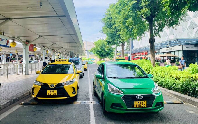 Thu hồi quyết định thu thêm phí taxi ở sân bay Tân Sơn Nhất.
