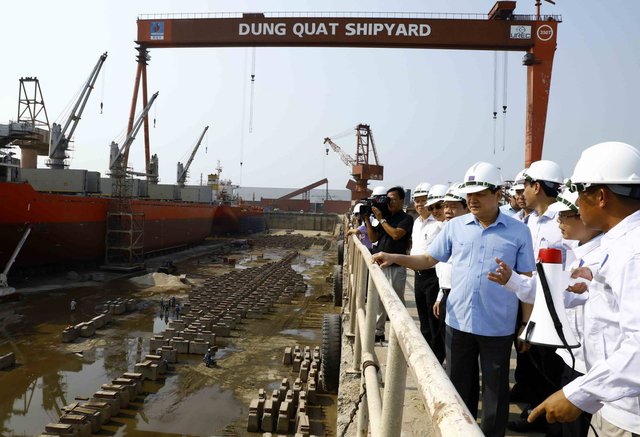 Phó thủ tướng Lê Minh Khái khảo sát thực tế Công ty Công nghiệp tàu thủy Dung Quất.