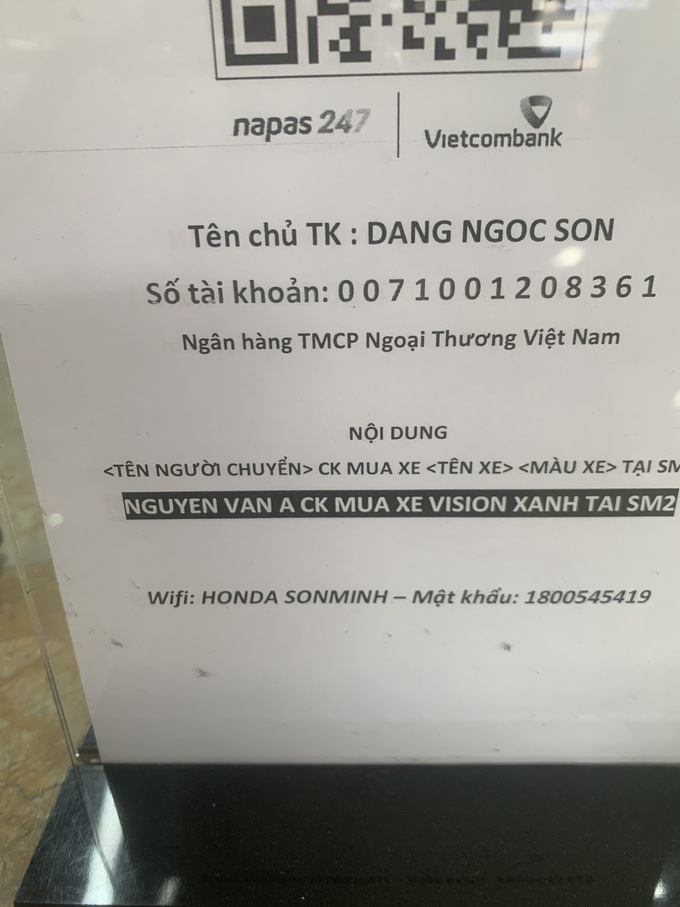 Tại HEAD Sơn Minh 2 đường Lê Văn Việt (Tp. Thủ Đức) và một số HEAD khác, khách mua xe được hướng dẫn thanh toán bằng tiền mặt hoặc qua tài khoản cá nhân (Ảnh: Ngọc Linh)