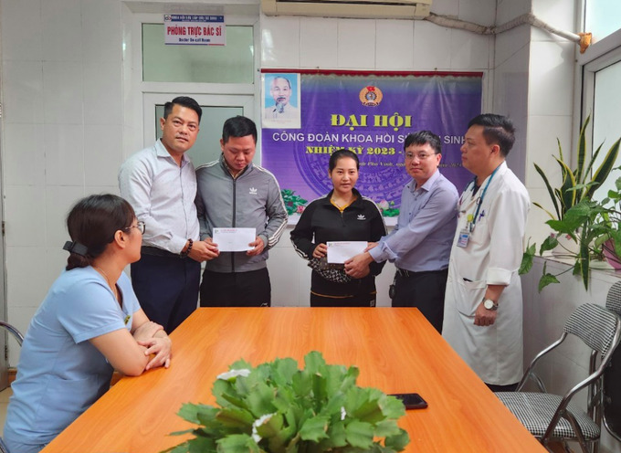 Đại diện CLB Tennis Báo chí Nghệ An trao quà cho các hoàn cảnh khó khăn tại Bệnh viện Sản nhi Nghệ An.