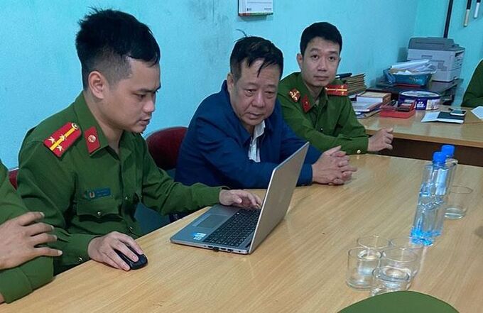 Bị can Vũ Duy Công - nguyên Giám đốc Văn phòng đăng ký đất đai huyện Kim Bôi tại Cơ quan Công an.