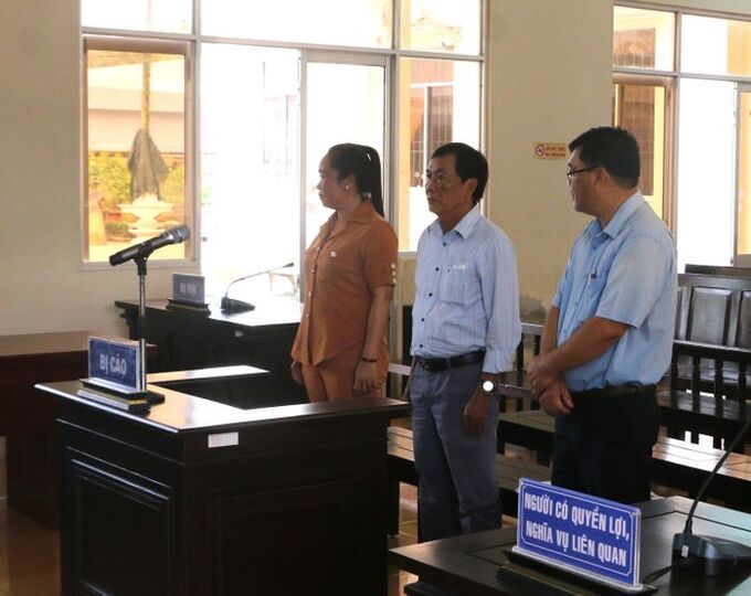 Các bị cáo tại phiên tòa sơ thẩm do TAND tỉnh Bạc Liêu xét xử ngày 11/4.