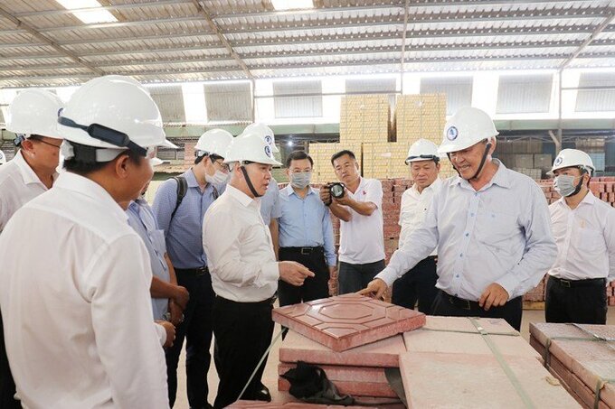 Bí thư Tỉnh ủy Nguyễn Văn Lợi tham quan sản phẩm gạch không nung được tái chế từ rác thải
