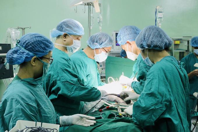 Bệnh viện đã triển khai thực hiện nhiều kỹ thuật khó. Trong ảnh: Các bác sỹ Bệnh viện Trung ương Thái Nguyên Phẫu thuật nội soi tim cho bệnh nhân.